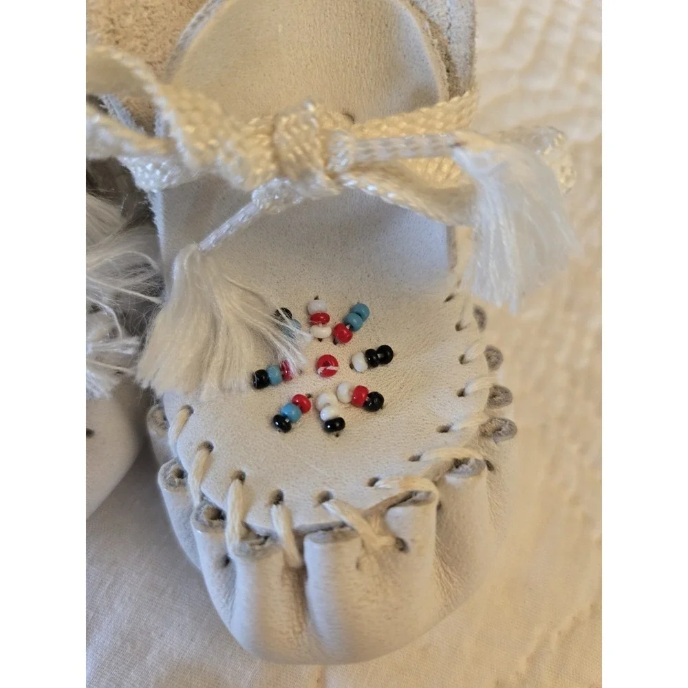 Minnetonka Beaded White Leather Moccasins Infant Size 1 Deer Foot Infant Shoes